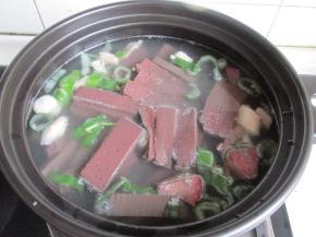 小火微炖约10分钟，把味道炖出来。