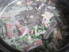 加入盐，胡椒粉，葱末，香菜末调味即可。