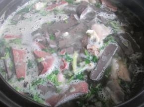 加入盐，胡椒粉，葱末，香菜末调味即可。