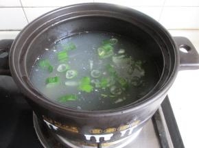 把羊原汤，就是煮羊肉或者羊骨的汤倒入砂锅，加葱姜。