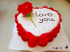 淡奶油加糖粉打发好以后抹到蛋糕胚上，上面抹平，四周抹匀就可以了一会还要粘花瓣。（不好意思，这步忘了拍照）。