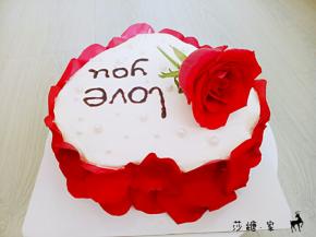 把玫瑰花瓣粘到奶油上（玫瑰花瓣用清水泡一下凉干）