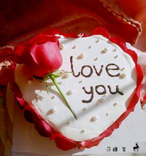 再放上一朵玫瑰花，用巧克力酱写上字，再撒上几个装饰的糖珠就OK了。