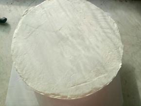 淡奶油加糖粉打至7分发抹在蛋糕胚上，尽量抹平（为什么说尽量呢。因为有好多小伙伴也跟我一样平时上班没有那么多时间练习，制作的次数也不多。但就是特别喜欢。所以说尽力了就好，哈哈）