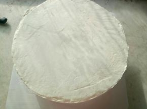 淡奶油加糖粉打至7分发抹在蛋糕胚上，尽量抹平（为什么说尽量呢。因为有好多小伙伴也跟我一样平时上班没有那么多时间练习，制作的次数也不多。但就是特别喜欢。所以说尽力了就好，哈哈）