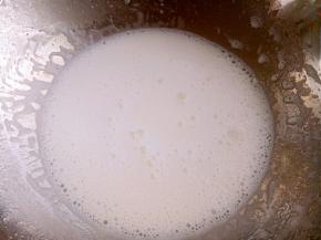 油和奶放入干净的碗里搅拌至乳化。