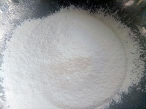 筛入低筋面粉拌匀