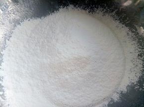 筛入低筋面粉拌匀