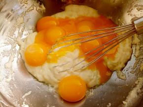 加入蛋黄拌匀