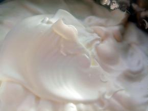 蛋清分三次加糖打到尖角。烤箱160度预热。