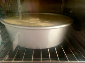 取三分之一蛋白糊与蛋黄糊拌匀，再与剩下的三分之二蛋白糊拌匀。把蛋糕糊倒入10寸戚风模具里震几下。放入烤箱上下火160度烤70分钟。