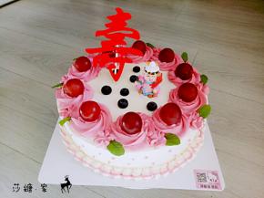 把抹面剩下的奶油加上自已喜欢的色素，装进裱花袋（放上自已需要的裱花嘴），简单装饰一下蛋糕，再放上水果、摆件和插旗就可以了。