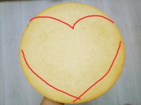 出炉震一下倒扣彻底凉透脱模，因为没有心形的模具，所以要自已用刀切出一个心形。