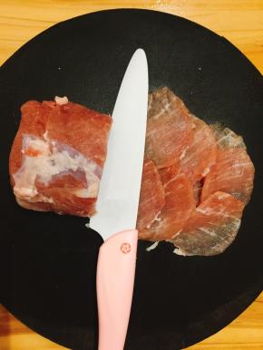 奈瓷刀锋利度是钢刀的十倍以上，硬度是钢刀的60倍以上，具备了高硬度、高密度、耐高温，抗磁化、抗氧化等特点。切冻肉完全无压力，切的还很薄