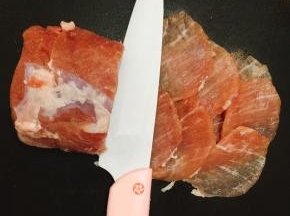 奈瓷刀锋利度是钢刀的十倍以上，硬度是钢刀的60倍以上，具备了高硬度、高密度、耐高温，抗磁化、抗氧化等特点。切冻肉完全无压力，切的还很薄