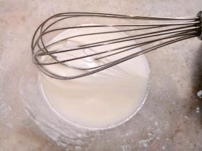 油和奶放入干净的碗里搅拌至乳化。