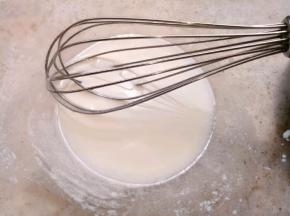 油和奶放入干净的碗里搅拌至乳化。