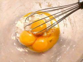 加入蛋黄拌匀，后蛋法，口感比较细腻。