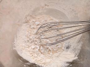 筛入低筋面粉拌匀