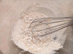 筛入低筋面粉拌匀