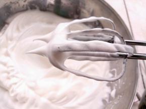 蛋清分三次加糖打到尖角