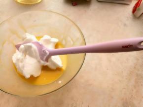 取三分之一蛋白糊与蛋黄糊拌匀，再与剩下的三分之二蛋白糊拌匀