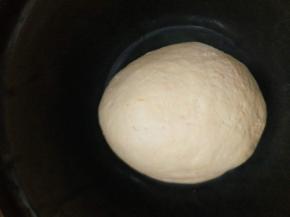 南瓜蒸熟加面加酵母活成面团并发面