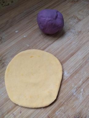 南瓜面取一小块擀面开