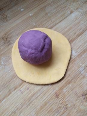 紫薯面揉成圆球放在中间
