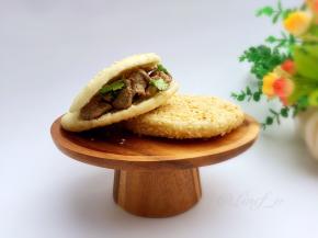 夹上烤好的肉即可食用