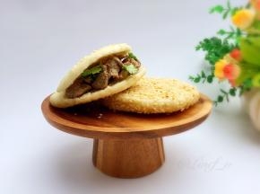 夹上烤好的肉即可食用