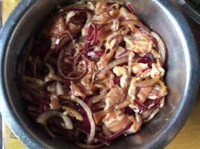 猪肉放入大碗中，接着加入洋葱、姜末、生抽、老抽、黑胡椒粉、白糖、盐、料酒、香油等调味料抓匀后腌制约20分钟以上
