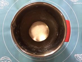 揉成面团，将面团揉至柔软光滑充满弹性，放入盆中，盖上保鲜膜，在温暖的环境下醒发约30分钟
