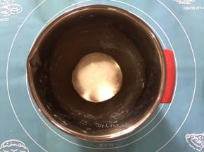 揉成面团，将面团揉至柔软光滑充满弹性，放入盆中，盖上保鲜膜，在温暖的环境下醒发约30分钟
