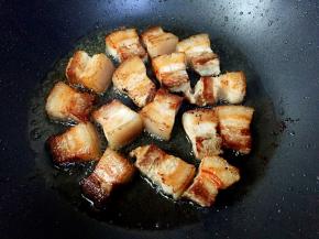 煸炒至表面金黄即可。