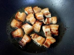 煸炒至表面金黄即可。