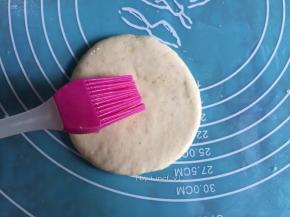 面饼两面刷上调制好的蜂蜜水