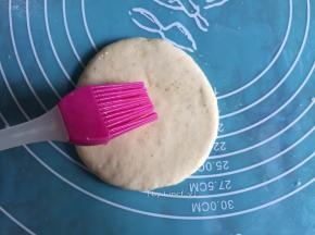 面饼两面刷上调制好的蜂蜜水