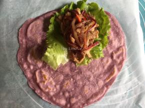 将生菜放至紫薯饼上，放上肉