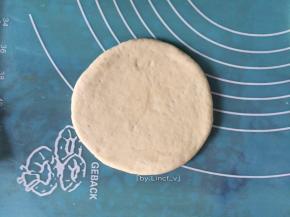 用擀面杖轻轻擀开成约10cm的圆形面饼状
