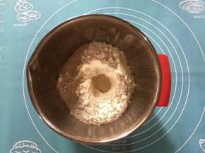 先将面粉和酵母倒入盆中
