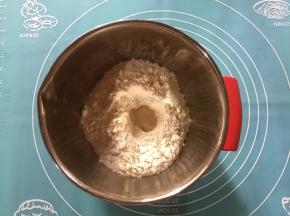 先将面粉和酵母倒入盆中
