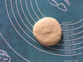 接着一端放至案板，立面放起后压扁
