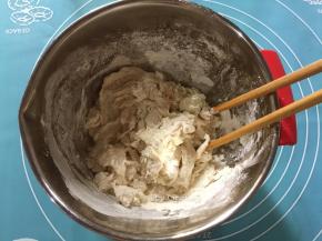 加入温水搅拌成絮条状（不同面粉吸水性不同，可根据实际情况调整水的用量）
