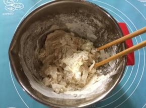 加入温水搅拌成絮条状（不同面粉吸水性不同，可根据实际情况调整水的用量）
