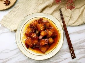 色泽红亮诱人。