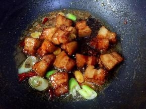 加入适量生抽翻炒均匀。