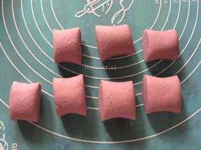 然后揉成长条，分成大小相近的小段
