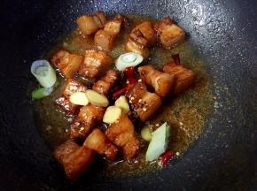 放入剩余的大葱、生姜、干红辣椒、花椒翻炒出香味。