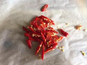小红辣椒洗净切片待用
